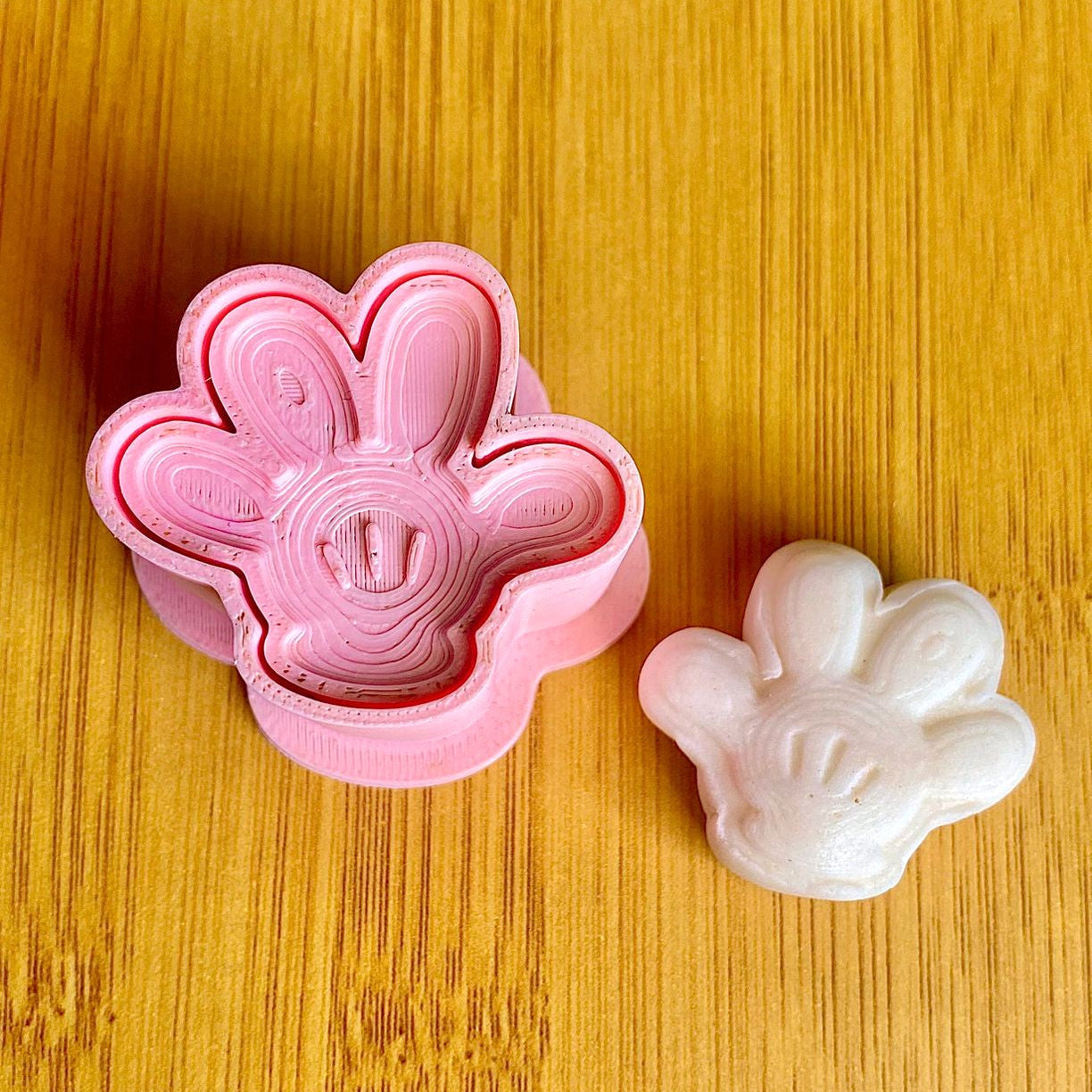 Ejector – Mickey Hand